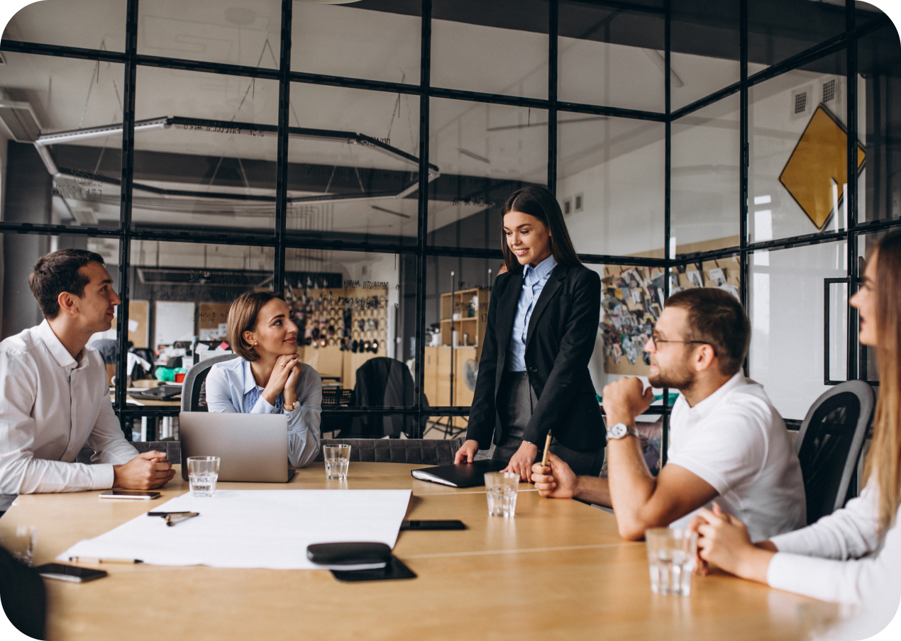 Équipe en réunion dans un espace de travail