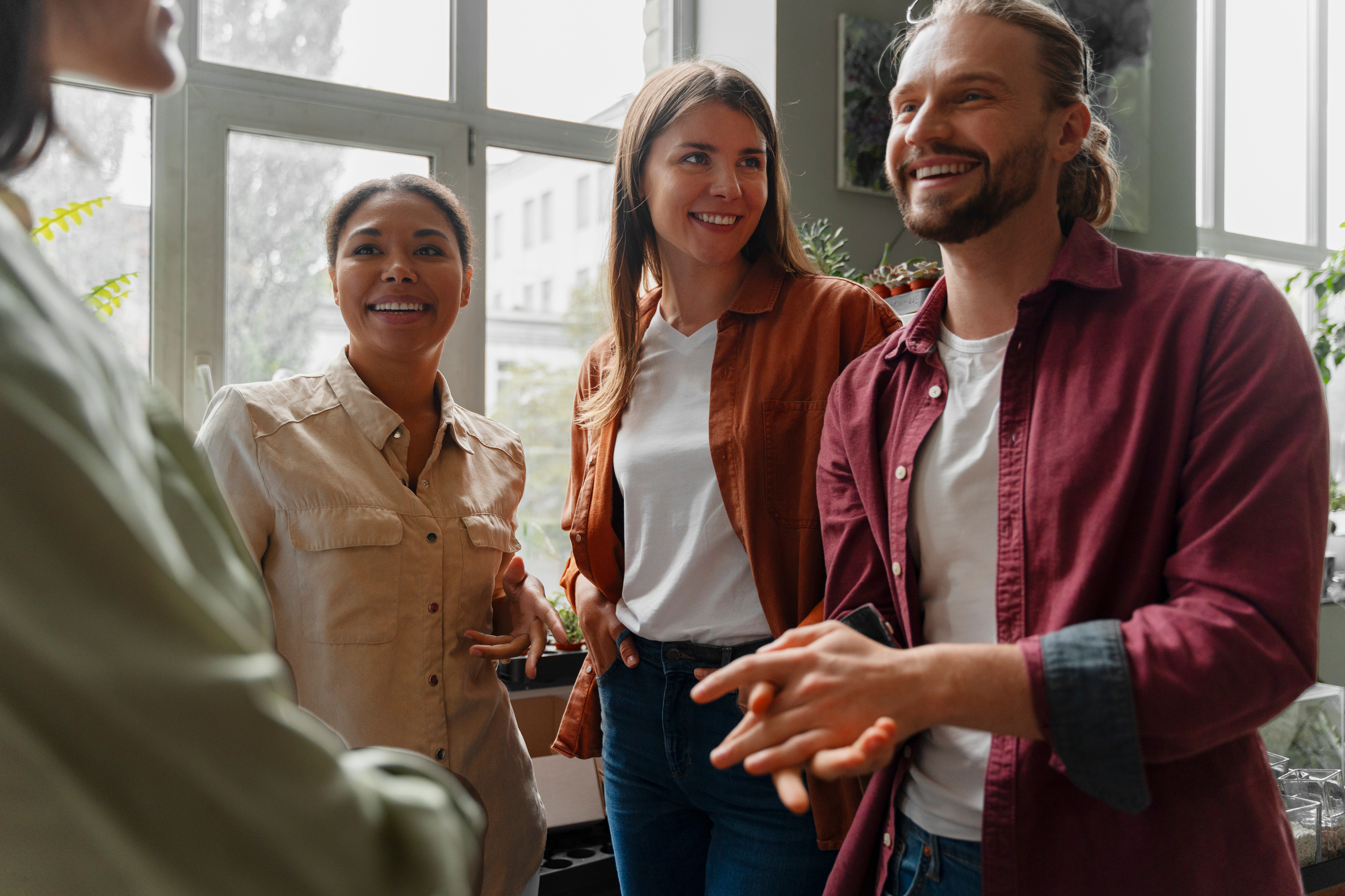 Equipe échangeant dans un espace de travail lumineux